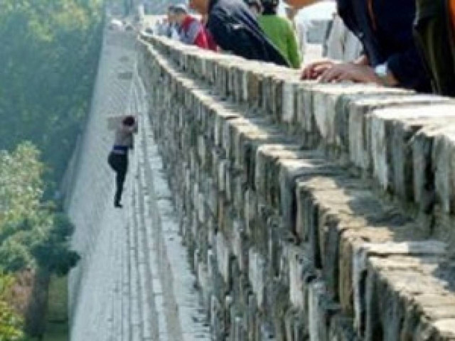 Σκαρφάλωσε 21 μέτρα για να γλιτώσει το εισιτήριο!