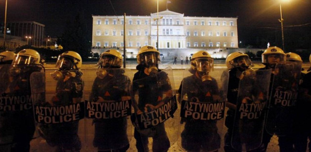 Le Figaro: «Oι Έλληνες ξεφεύγουν από κάθε έλεγχο»