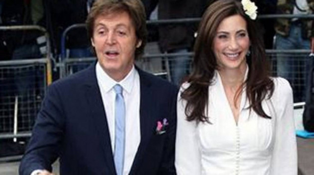 Παντρεύτηκε το 69χρονο «Σκαθάρι»