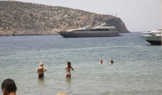 Προσάραξε τουριστικό σκάφος στο Σούνιο