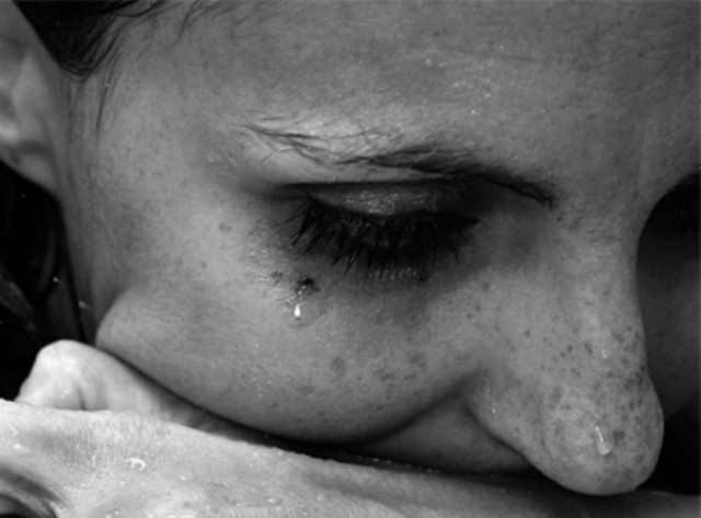 Λήστεψαν και κακοποίησαν άγρια μητέρα στην Ηλιούπολη