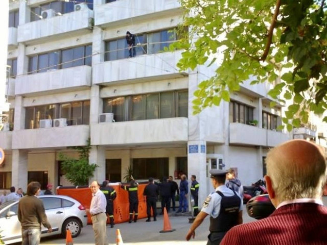Κρατούμενος απειλούσε να πέσει στο κενό