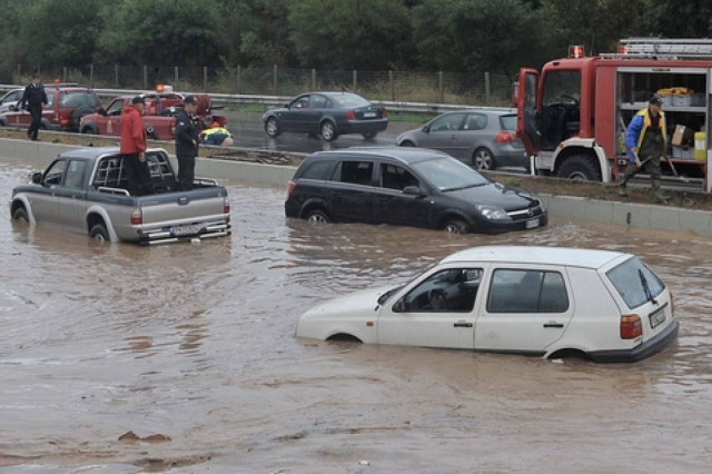 Δύσκολες ώρες από τις έντονες βροχοπτώσεις