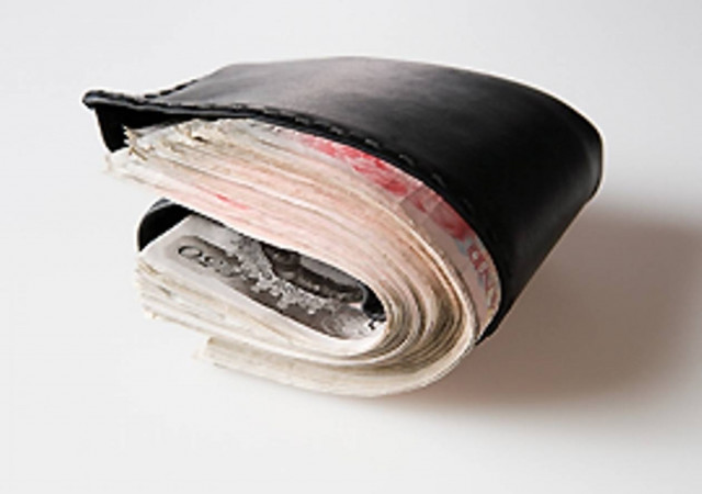 Καθαρίστρια βρήκε και παρέδωσε 2000 ευρώ!