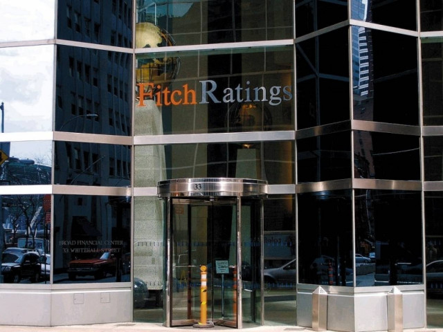 Fitch: Χρειάζεται μεγαλύτερο «κούρεμα» στο ελληνικό χρέος