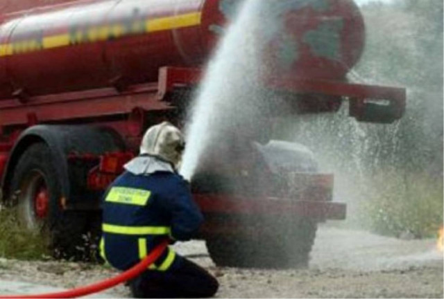 Φωτιά σε βυτιοφόρο με καύσιμα