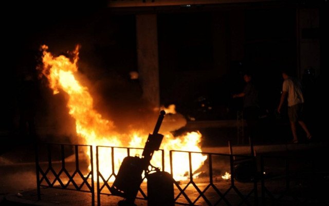 Μπαράζ εμπρησμών σε κάδους με σκουπίδια στο κέντρο