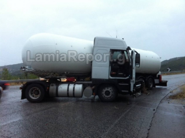 Δίπλωσε βυτιοφόρο στον Δομοκό