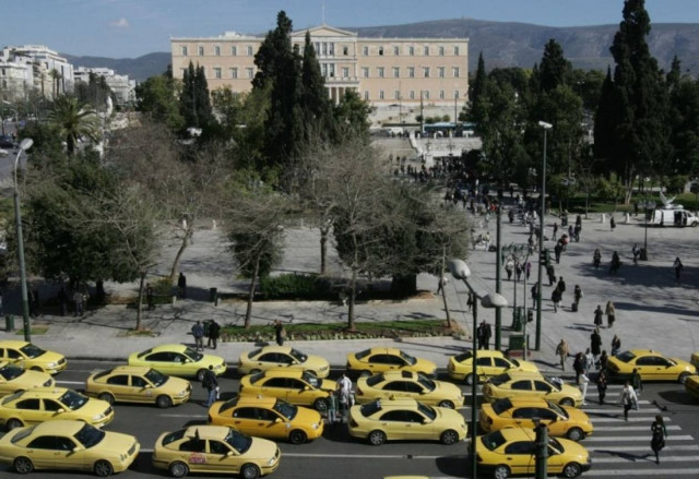 Πορεία αυτοκινητιστών προς το ΥΠΟΙΚ