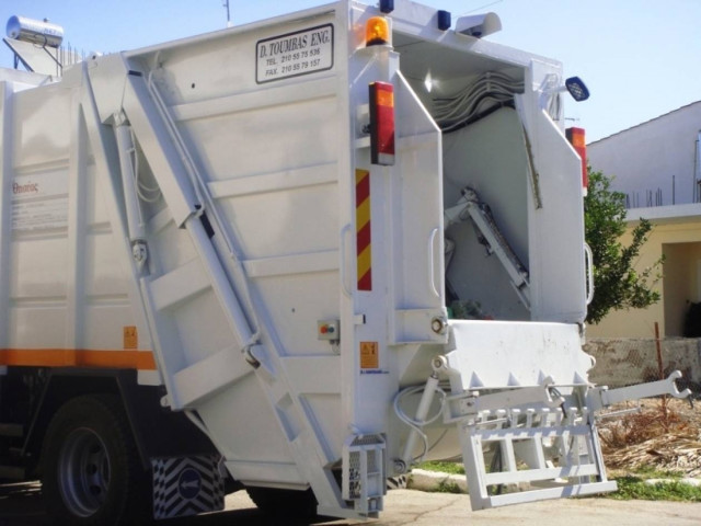 Απορριμματοφόρο έπεσε σε γκρεμό