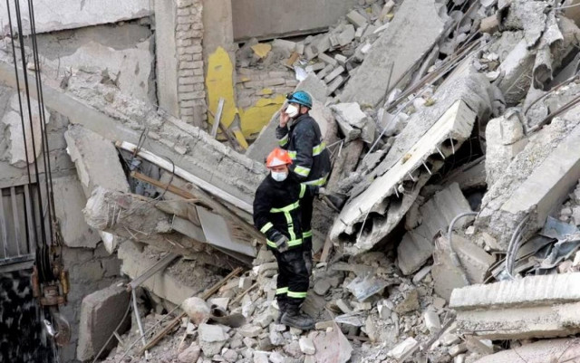 Τουλάχιστον πέντε νεκροί στα συντρίμμια κτηρίου