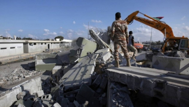 Κατεδαφίζουν το παλάτι του Καντάφι