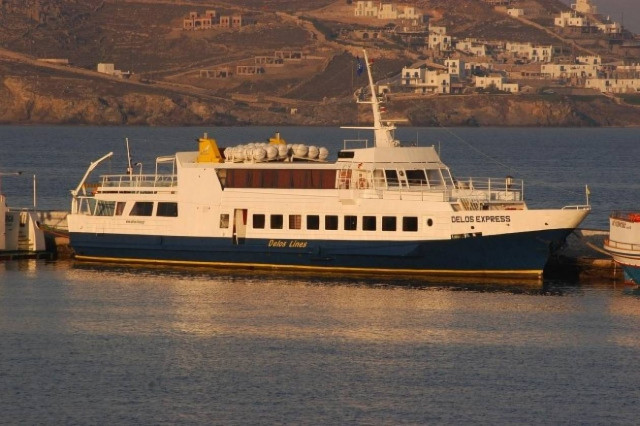 Μεταφορά ηλικιωμένης ασθενούς στη Σύρο