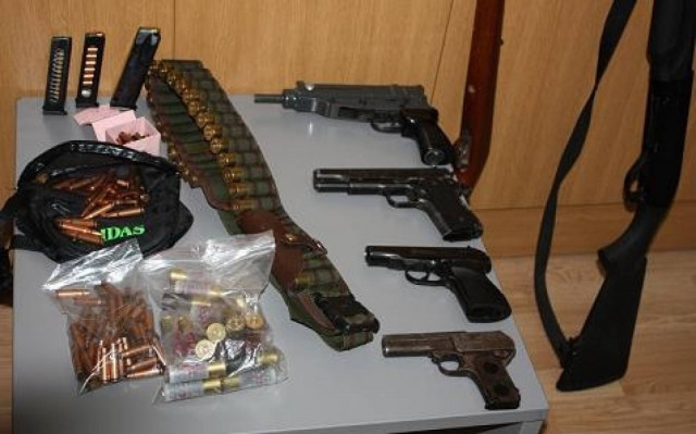 Προσπάθησε να “εισάγει” 14 πιστόλια και 4000 φυσίγγια