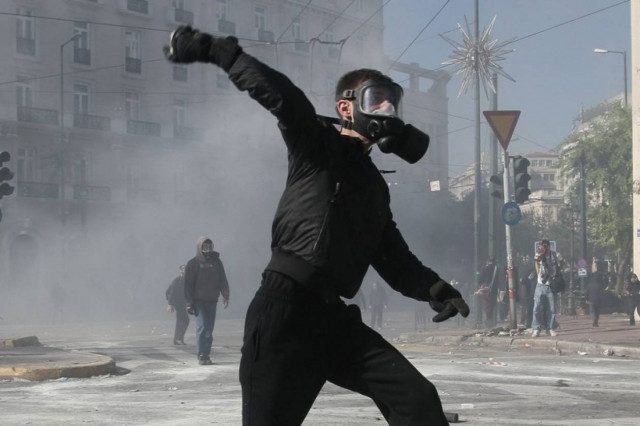 Βίντεο ντοκουμέντο: Κουκουλοφόροι σπάνε τράπεζα