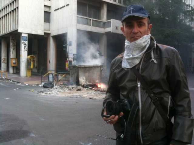 Κουκουλοφόροι προπηλάκισαν ρεπόρτερ του Newsbomb