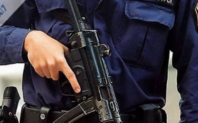 Πήραν το όπλο αστυνομικού!