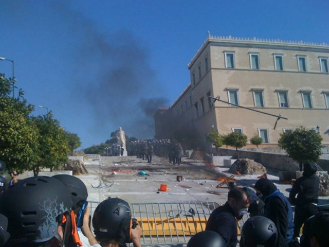 Επεισόδια και μολότοφ έξω από την Βουλή