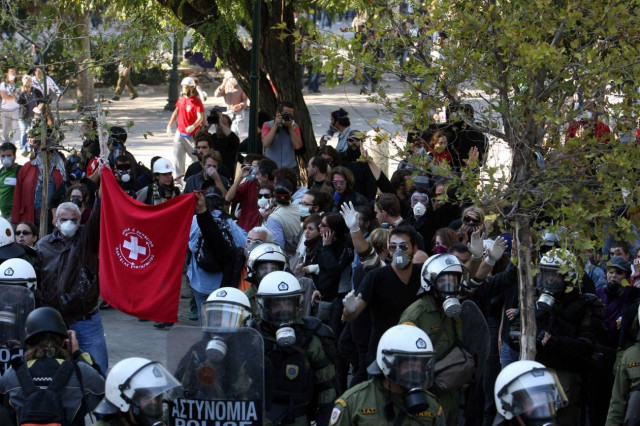 Τα ΜΑΤ άδειασαν την πλατεία Συντάγματος