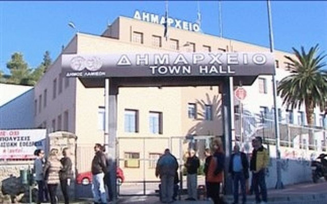 Συνεχίζεται η κατάληψη στο δημαρχείο Λαμίας