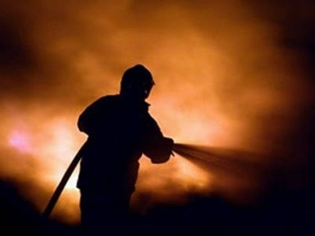 Λαμπάδιασε η στέγη εργαστασίου ξυλείας