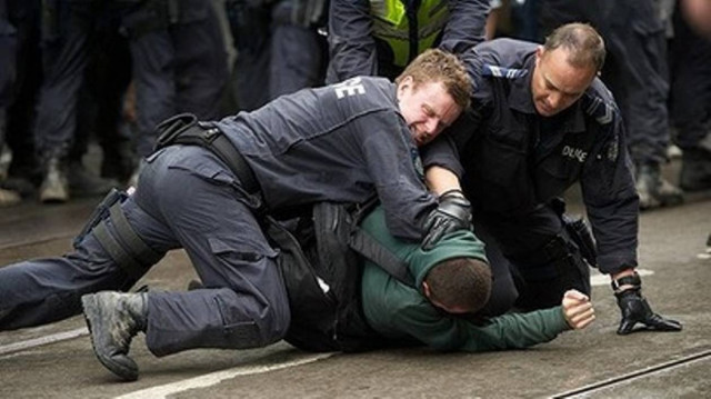 Απομακρύνουν βίαια και τους «Αγανακτισμένους» της Αυστραλίας