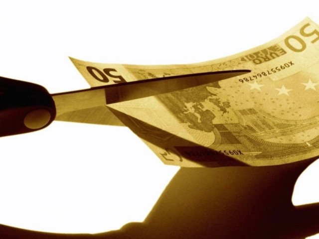 Το «κούρεμα» βουλιάζει τράπεζες και ασφαλιστικά ταμεία