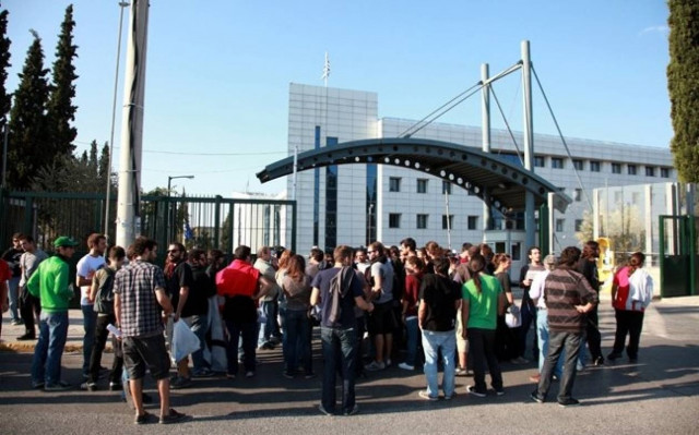 Έξω από το υπουργείο Παιδείας οι φοιτητές