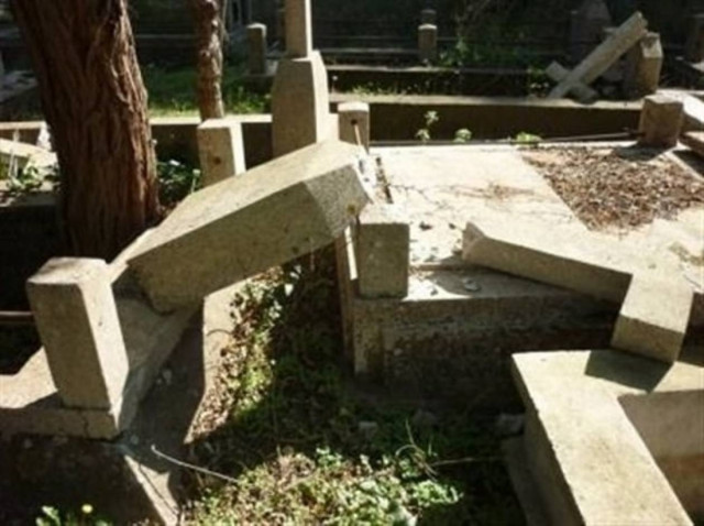 Στρατιωτικός σε κατάσταση αμόκ στο νεκροταφείο της Κω!