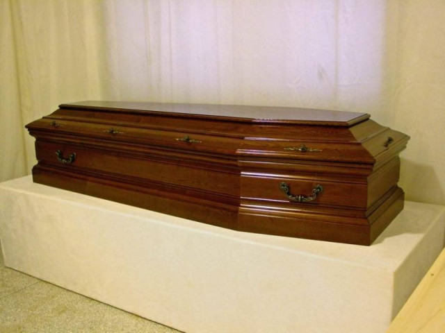 Δημοτικό συμβούλιο με …φέρετρο!