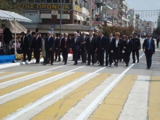 Πρόταση να μπουν οι βουλευτές Τρικάλων σε γυάλινο κλουβί!