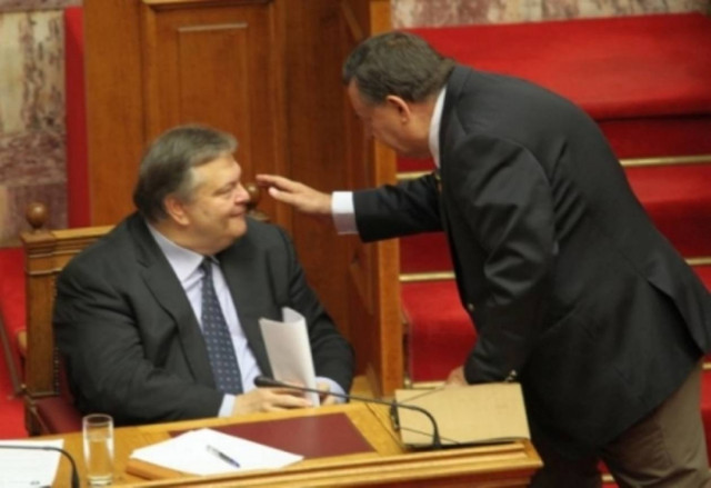 Ο Βενιζέλος, ο Καρατζαφέρης και η... άμμος των βεδουίνων