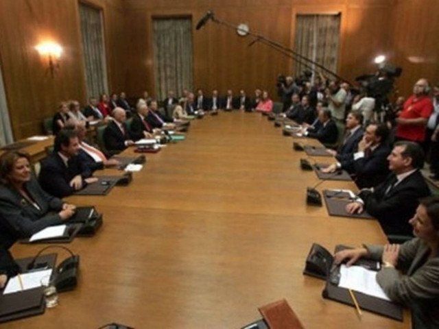 Συγκαλεί υπουργικό και ενημερώνει Πρόεδρο της Δημοκρατίας ο Γ. Παπανδρέου