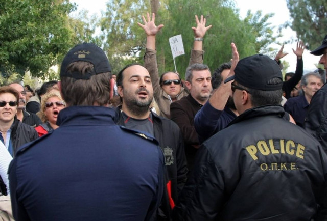 Βέροια: Κατέλαβαν την εξέδρα των επισήμων