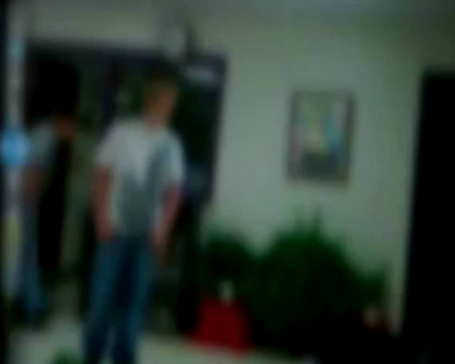 VIDEΟ - ΣΟΚ: Ανήλικος ξυλοφορτώνει gay συμμαθητή του