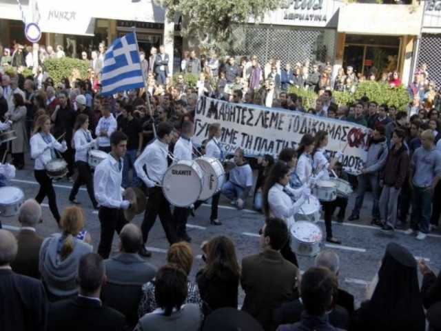 Η λαϊκή οργή αμαύρωσε την Εθνική Επέτειο
