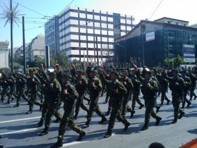 Ρωσικό άγημα παρέλασε μαζί με τους Έλληνες