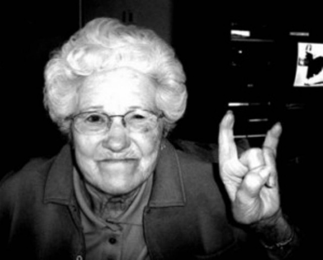 Αγανακτισμένη γιαγιά πετάει πέτρες στα ΜΑΤ