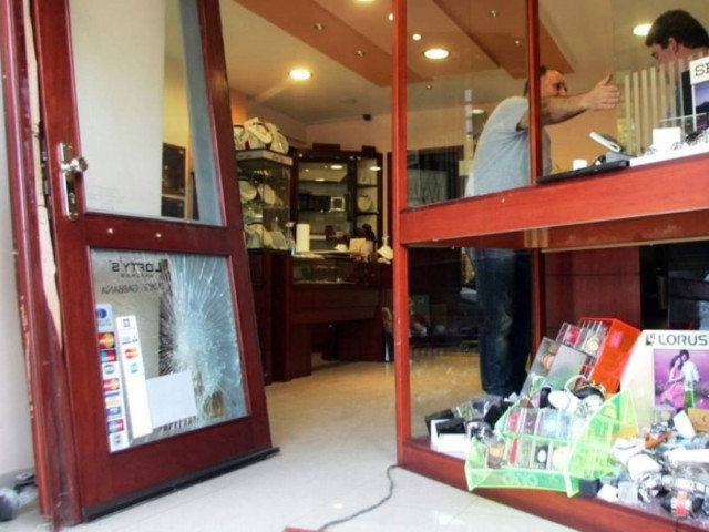 «Μπούκαραν» σε κοσμηματοπωλείο με αυτοκίνητο