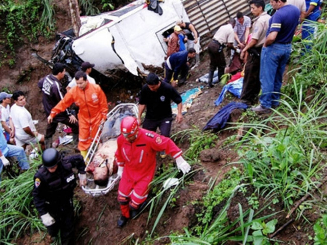 Ισημερινός: 12 μαθητές νεκροί από πτώση πούλμαν