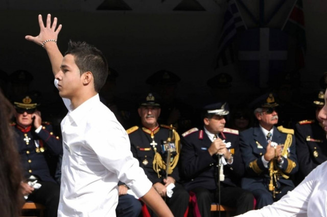 «Τρέλανε» το διαδίκτυο η… μούντζα του μαθητή!