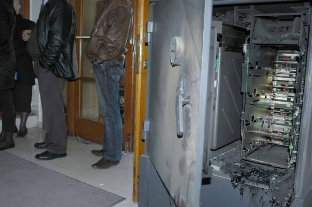 «Μπούκαραν» στα Μέγαρα και έφυγαν με το Α.Τ.Μ.