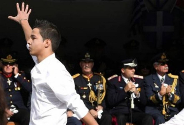 Μικρόψυχη κριτική του Πρωθυπουργού για τη μούντζα του μαθητή