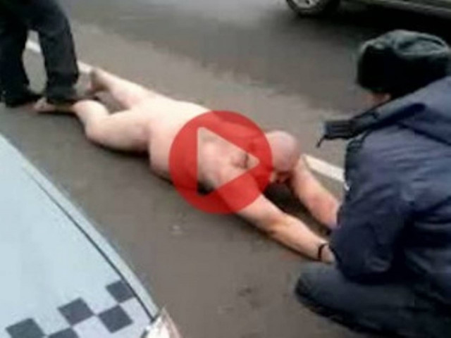 Προκάλεσε χάος οδηγώντας γυμνός!