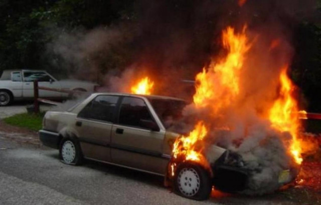 Στις φλόγες δύο αυτοκίνητα στο Π. Ψυχικό
