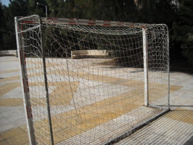 Σίδερο από τέρμα γηπέδου καταπλάκωσε 8χρονη!