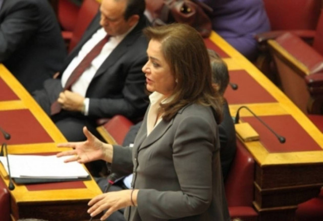 Ντ. Μπακογιάννη: «Κολλημένος με την καρέκλα ο Παπανδρέου»