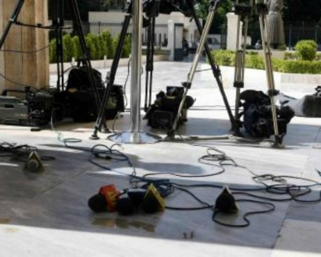 Αδιαχώρητο στη Βουλή από τις κάμερες των ξένων δικτύων!