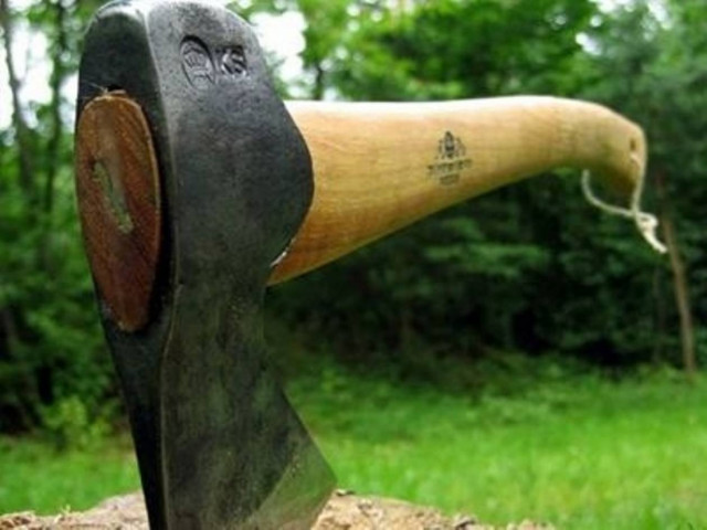 Τον κυνηγούσε με τσεκούρι στο κέντρο της πόλης!