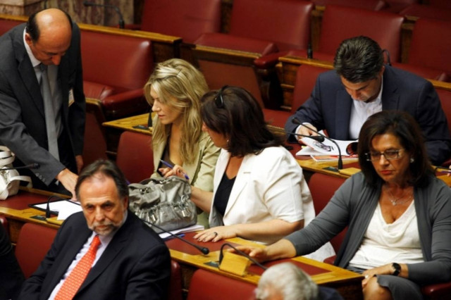 Τρομοκρατούν βουλευτές για ψήφο εμπιστοσύνης